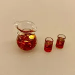 Miniature Glaskande med Iste og 2 glas, iste, ice tee, fersken, sommer, sommerdrik, læskende, læskedrik, glas, kande, miniature, terrasse, ferie, sommerferie, dukkehus, ting, tilbehør, sætterkasse, sættekassen, sangskjuler, rejsegavekort, gavekort, symbolsk, biti, ribe, nisser, 1:12, barbie, miniaturer