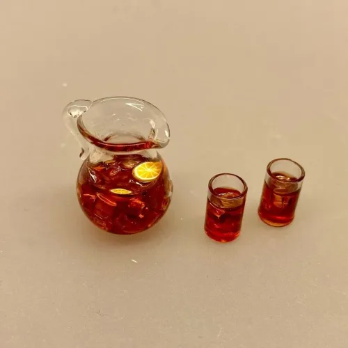 Miniature Glaskande med Iste og 2 glas, iste, ice tee, fersken, sommer, sommerdrik, læskende, læskedrik, glas, kande, miniature, terrasse, ferie, sommerferie, dukkehus, ting, tilbehør, sætterkasse, sættekassen, sangskjuler, rejsegavekort, gavekort, symbolsk, biti, ribe, nisser, 1:12, barbie, miniaturer
