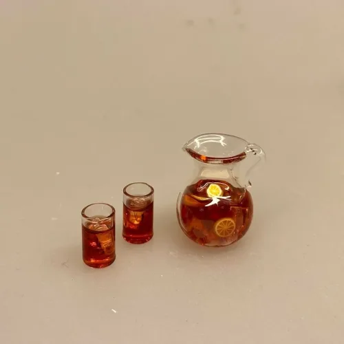 Miniature Glaskande med Iste og 2 glas, iste, ice tee, fersken, sommer, sommerdrik, læskende, læskedrik, glas, kande, miniature, terrasse, ferie, sommerferie, dukkehus, ting, tilbehør, sætterkasse, sættekassen, sangskjuler, rejsegavekort, gavekort, symbolsk, biti, ribe, nisser, 1:12, barbie, miniaturer