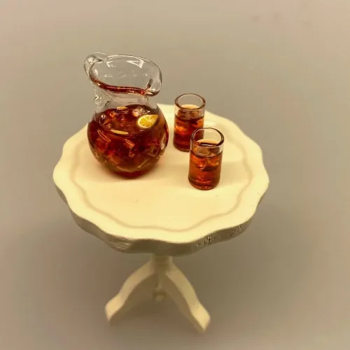 Miniature Glaskande med Iste og 2 glas, iste, ice tee, fersken, sommer, sommerdrik, læskende, læskedrik, glas, kande, miniature, terrasse, ferie, sommerferie, dukkehus, ting, tilbehør, sætterkasse, sættekassen, sangskjuler, rejsegavekort, gavekort, symbolsk, biti, ribe, nisser, 1:12, barbie, miniaturer