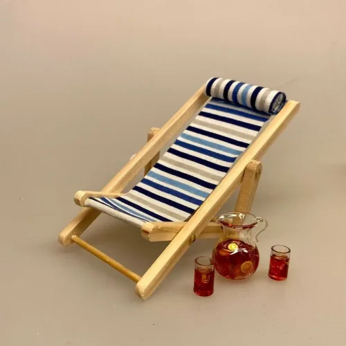 Miniature Glaskande med Iste og 2 glas, iste, ice tee, fersken, sommer, sommerdrik, læskende, læskedrik, glas, kande, miniature, terrasse, ferie, sommerferie, dukkehus, ting, tilbehør, sætterkasse, sættekassen, sangskjuler, rejsegavekort, gavekort, symbolsk, biti, ribe, nisser, 1:12, barbie, miniaturer