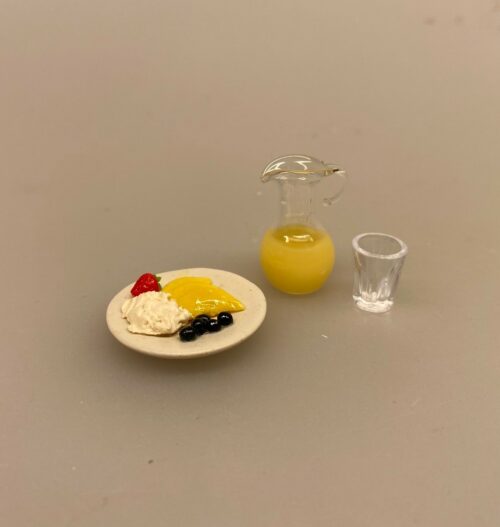 Miniature Glaskande med juice, juice, frugtjuice, appelsinjuice, ananas, glaskande, morgenmad, brunch, miniature, mini, dukkehus, tilbehør, ting til, sangskjuler, gavekort, symbolsk, gave, biti, ribe