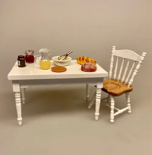 Miniature Glaskande med juice, juice, frugtjuice, appelsinjuice, ananas, glaskande, morgenmad, brunch, miniature, mini, dukkehus, tilbehør, ting til, sangskjuler, gavekort, symbolsk, gave, biti, ribe