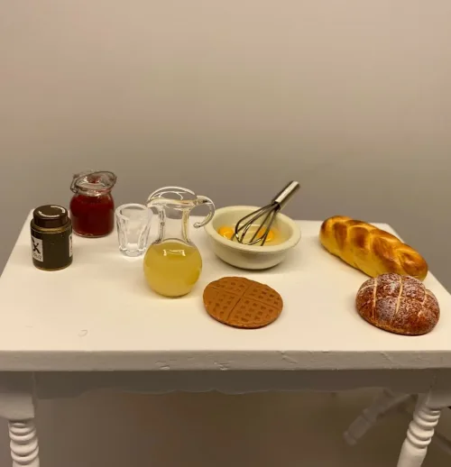 Miniature Glaskande med juice, juice, frugtjuice, appelsinjuice, ananas, glaskande, morgenmad, brunch, miniature, mini, dukkehus, tilbehør, ting til, sangskjuler, gavekort, symbolsk, gave, biti, ribe