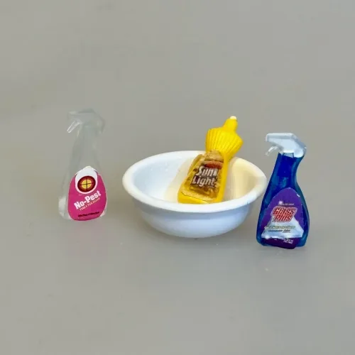 Miniature Vaskefad Hvidt, 1:12, opvaskefd, opvaskebalje, vaskebalje, emalje, fad, skål, køkkenskål, miniature, dukkehus, ting, tilbehør, nissebo, nissehus, nissedør, 2636, almue, køkkenting, biti, ribe, , Miniature Glasspray No Pest, Miniature Glasspray Glass Plus, glassex, vinduesspray, glasrens, rengøring, 1:12, dukkehus, ting, tilbehør, sætterkasse, sættekasse, nissebo, nisser, sangskjuler, rengøringsjob, symbolsk, gave, ide, rengøringshjælp, biti, ribe
