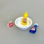 Miniature Vaskefad Hvidt, 1:12, opvaskefd, opvaskebalje, vaskebalje, emalje, fad, skål, køkkenskål, miniature, dukkehus, ting, tilbehør, nissebo, nissehus, nissedør, 2636, almue, køkkenting, biti, ribe, , Miniature Glasspray No Pest, Miniature Glasspray Glass Plus, glassex, vinduesspray, glasrens, rengøring, 1:12, dukkehus, ting, tilbehør, sætterkasse, sættekasse, nissebo, nisser, sangskjuler, rengøringsjob, symbolsk, gave, ide, rengøringshjælp, biti, ribe