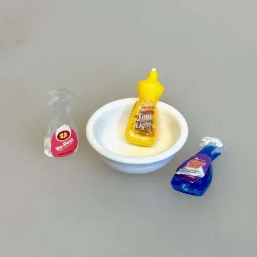 Miniature Vaskefad Hvidt, 1:12, opvaskefd, opvaskebalje, vaskebalje, emalje, fad, skål, køkkenskål, miniature, dukkehus, ting, tilbehør, nissebo, nissehus, nissedør, 2636, almue, køkkenting, biti, ribe, , Miniature Glasspray No Pest, Miniature Glasspray Glass Plus, glassex, vinduesspray, glasrens, rengøring, 1:12, dukkehus, ting, tilbehør, sætterkasse, sættekasse, nissebo, nisser, sangskjuler, rengøringsjob, symbolsk, gave, ide, rengøringshjælp, biti, ribe