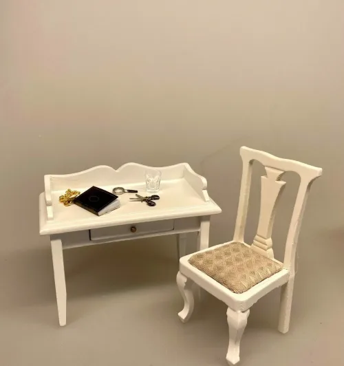 Miniature Stol Hvid med lyst polster, spisebordsstol, stol, polster, polstret, hvid, kontor, skrivebord, miniature, dukkehus, møbler, tilbehør, ting til, nisser, dukkestue, biti, ribe, Miniature Hvidt Skrivebord, kontor, skrivebord, dameskrivebord, entre, bord, hvidt, hvidmalet, dukkehusmøbler, dukkehus, dukkestue, tilbehør, ting til, miniature, nisser, træ, sangskjuler, symbolsk, gave, gaveide, biti, ribe