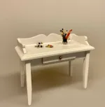 Miniature Hvidt Skrivebord, kontor, skrivebord, dameskrivebord, entre, bord, hvidt, hvidmalet, dukkehusmøbler, dukkehus, dukkestue, tilbehør, ting til, miniature, nisser, træ, sangskjuler, symbolsk, gave, gaveide, biti, ribe