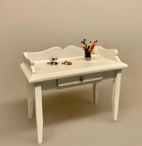 Miniature Hvidt Skrivebord, kontor, skrivebord, dameskrivebord, entre, bord, hvidt, hvidmalet, dukkehusmøbler, dukkehus, dukkestue, tilbehør, ting til, miniature, nisser, træ, sangskjuler, symbolsk, gave, gaveide, biti, ribe