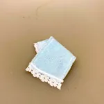 Miniature Håndklæde Frotte lyseblåt, strand, stranden, badeferie, charter, ferie, rejse, vinterbader, vinterbadning, dukkehus, bad, gå glad i bad, håndklæde, miniature, dukkehustilbehør, ting til, nisser, nissebo, nissedør, biti , ribe