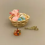 Miniature Kurv med garn, garn, strik, hjemmestrik, garnkurv, strikkepinde, dukkehus, ting, tilbehør, til, nisser, nissebo, nissedør, gavekort, garnbutik, miniatuere, sangskjuler, gavekort, gaveide, lillebitte, '
