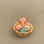 Miniature Kurv med garn, garn, strik, hjemmestrik, garnkurv, strikkepinde, dukkehus, ting, tilbehør, til, nisser, nissebo, nissedør, gavekort, garnbutik, miniatuere, sangskjuler, gavekort, gaveide, lillebitte, '