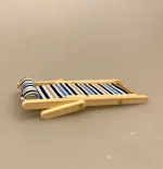 Miniature Liggestol blåstribet med pude, Miniature Håndklæde Frotte lyseblåt, strand, stranden, badeferie, charter, ferie, rejse, vinterbader, vinterbadning, dukkehus, bad, gå glad i bad, håndklæde, miniature, dukkehustilbehør, ting til, nisser, nissebo, nissedør, biti , ribe