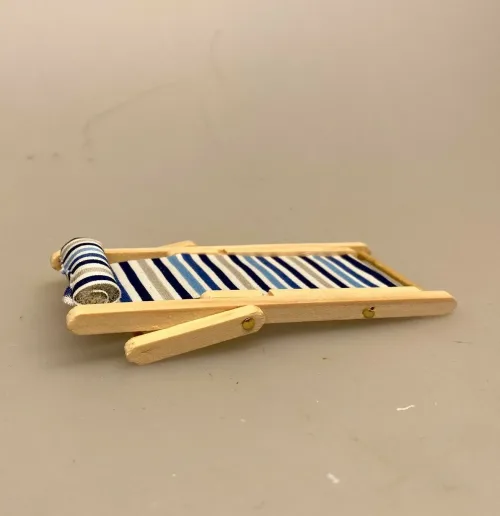 Miniature Liggestol blåstribet med pude, Miniature Håndklæde Frotte lyseblåt, strand, stranden, badeferie, charter, ferie, rejse, vinterbader, vinterbadning, dukkehus, bad, gå glad i bad, håndklæde, miniature, dukkehustilbehør, ting til, nisser, nissebo, nissedør, biti , ribe