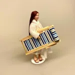 Miniature Liggestol blåstribet med pude, Miniature Håndklæde Frotte lyseblåt, strand, stranden, badeferie, charter, ferie, rejse, vinterbader, vinterbadning, dukkehus, bad, gå glad i bad, håndklæde, miniature, dukkehustilbehør, ting til, nisser, nissebo, nissedør, biti , ribe, udlandsrejse, otium, rejse, krydstogt, spa, wellness, ophold, weekend, strandliv, sommer, behandling, massage