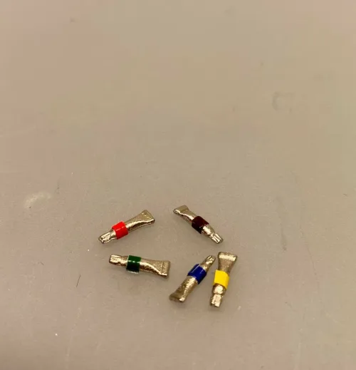 Miniature Malertuber, kunstmaler, maling, oliemaleri, oliefarver, miniature, mini, maleri, maler, sangskjuler, kunst, gavekort, symbolsk, sætterkasse, sættekasse, dukkehus, dukkestue, ting, til, tilbehør, nisser, nisse, 1:12, farver, kreativ,