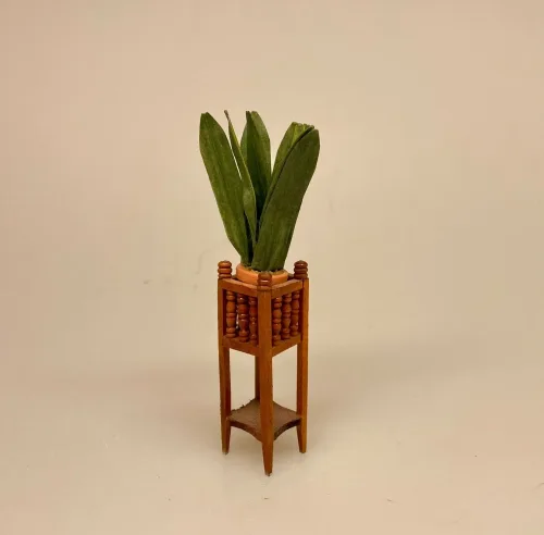 Miniature Piedestal til grøn plante, 909008, Miniature Piedestal med grøn plante, blomsteropsats, blomsterstativ, etagere, planteholder, plantestativ, piedestal, blomsterpiedestal, på ben, palme, grøn, empire, elegant, væksthus, vinterhave, udestue, sangskjuler, symbolsk, gave, gavekort, penge til, planter, grønne, miniature, miniaturer, 1:12, flot, dukkehus, tilbehør, ting til, dukkehusting, dukkehuset, dukkehuse, dukkestue, nisser, herskabeligt, herskab, tjenestefolk, upstairs, downstairs, biti, ribe