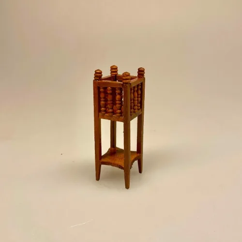 Miniature Piedestal til grøn plante, 909008, Miniature Piedestal med grøn plante, blomsteropsats, blomsterstativ, etagere, planteholder, plantestativ, piedestal, blomsterpiedestal, på ben, palme, grøn, empire, elegant, væksthus, vinterhave, udestue, sangskjuler, symbolsk, gave, gavekort, penge til, planter, grønne, miniature, miniaturer, 1:12, flot, dukkehus, tilbehør, ting til, dukkehusting, dukkehuset, dukkehuse, dukkestue, nisser, herskabeligt, herskab, tjenestefolk, upstairs, downstairs, biti, ribe