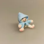 Miniature Plys Bamse med lyseblå trøje, bamse, mikro, miniature, bjørn, teddy, plysbjørn, paddington, peter plys, bamsebjørn, legetøj, krammebamse, sætterkasse, sættekasse, ting til, dukkehuset, børneværelset, dukkehus, dukkestue, nisser, nissebo, nissedør, sangskjuler, barnedåb, symbolsk, gaveide, gavekort, sjov, kigkasse, biti, ribe