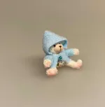 Miniature Plys Bamse med lyseblå trøje, bamse, mikro, miniature, bjørn, teddy, plysbjørn, paddington, peter plys, bamsebjørn, legetøj, krammebamse, sætterkasse, sættekasse, ting til, dukkehuset, børneværelset, dukkehus, dukkestue, nisser, nissebo, nissedør, sangskjuler, barnedåb, symbolsk, gaveide, gavekort, sjov, kigkasse, biti, ribe