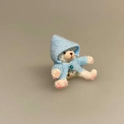 Miniature Plys Bamse med lyseblå trøje, bamse, mikro, miniature, bjørn, teddy, plysbjørn, paddington, peter plys, bamsebjørn, legetøj, krammebamse, sætterkasse, sættekasse, ting til, dukkehuset, børneværelset, dukkehus, dukkestue, nisser, nissebo, nissedør, sangskjuler, barnedåb, symbolsk, gaveide, gavekort, sjov, kigkasse, biti, ribe