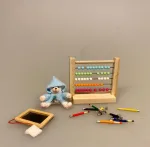 Miniature Plys Bamse med lyseblå trøje, bamse, mikro, miniature, bjørn, teddy, plysbjørn, paddington, peter plys, bamsebjørn, legetøj, krammebamse, sætterkasse, sættekasse, ting til, dukkehuset, børneværelset, dukkehus, dukkestue, nisser, nissebo, nissedør, sangskjuler, barnedåb, symbolsk, gaveide, gavekort, sjov, kigkasse, biti, ribe
