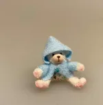 Miniature Plys Bamse med lyseblå trøje, bamse, mikro, miniature, bjørn, teddy, plysbjørn, paddington, peter plys, bamsebjørn, legetøj, krammebamse, sætterkasse, sættekasse, ting til, dukkehuset, børneværelset, dukkehus, dukkestue, nisser, nissebo, nissedør, sangskjuler, barnedåb, symbolsk, gaveide, gavekort, sjov, kigkasse, biti, ribe