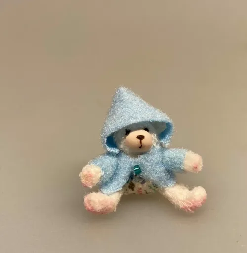 Miniature Plys Bamse med lyseblå trøje, bamse, mikro, miniature, bjørn, teddy, plysbjørn, paddington, peter plys, bamsebjørn, legetøj, krammebamse, sætterkasse, sættekasse, ting til, dukkehuset, børneværelset, dukkehus, dukkestue, nisser, nissebo, nissedør, sangskjuler, barnedåb, symbolsk, gaveide, gavekort, sjov, kigkasse, biti, ribe