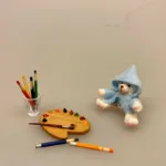 Miniature Plys Bamse med lyseblå trøje, bamse, mikro, miniature, bjørn, teddy, plysbjørn, paddington, peter plys, bamsebjørn, legetøj, krammebamse, sætterkasse, sættekasse, ting til, dukkehuset, børneværelset, dukkehus, dukkestue, nisser, nissebo, nissedør, sangskjuler, barnedåb, symbolsk, gaveide, gavekort, sjov, kigkasse, biti, ribe, Miniature Malertuber, kunstmaler, maling, oliemaleri, oliefarver, miniature, mini, maleri, maler, sangskjuler, kunst, gavekort, symbolsk, sætterkasse, sættekasse, dukkehus, dukkestue, ting, til, tilbehør, nisser, nisse, 1:12, farver, kreativ,