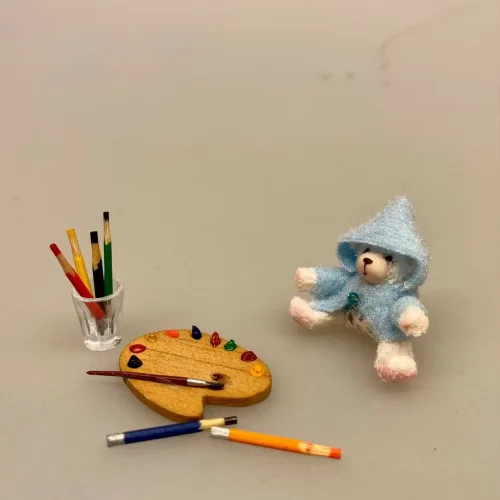Miniature Plys Bamse med lyseblå trøje, bamse, mikro, miniature, bjørn, teddy, plysbjørn, paddington, peter plys, bamsebjørn, legetøj, krammebamse, sætterkasse, sættekasse, ting til, dukkehuset, børneværelset, dukkehus, dukkestue, nisser, nissebo, nissedør, sangskjuler, barnedåb, symbolsk, gaveide, gavekort, sjov, kigkasse, biti, ribe, Miniature Malertuber, kunstmaler, maling, oliemaleri, oliefarver, miniature, mini, maleri, maler, sangskjuler, kunst, gavekort, symbolsk, sætterkasse, sættekasse, dukkehus, dukkestue, ting, til, tilbehør, nisser, nisse, 1:12, farver, kreativ,