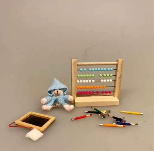 Miniature Plys Bamse med lyseblå trøje, bamse, mikro, miniature, bjørn, teddy, plysbjørn, paddington, peter plys, bamsebjørn, legetøj, krammebamse, sætterkasse, sættekasse, ting til, dukkehuset, børneværelset, dukkehus, dukkestue, nisser, nissebo, nissedør, sangskjuler, barnedåb, symbolsk, gaveide, gavekort, sjov, kigkasse, biti, ribe