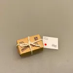 Miniature Postpakke brun udenrigs lille, Miniature Postpakke brun udenrigs stor, Miniature Postpakke brun stor, postpakke, minipakke, miniaturer, nissebo, nissedør, nisseting, nissehus, nissetilbehør, tilbehør, til, nisser, dukkehuset, dukkehus, dukkehustilbehør, jul, pakke, mini, dukkehusmøbler, dukkestue, kødmand, høker, biti, ribe, 1:12