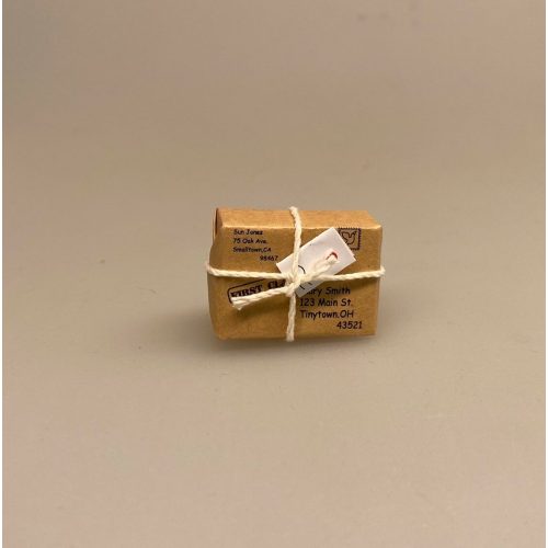 Miniature Postpakke brun udenrigs stor, Miniature Postpakke brun stor, postpakke, minipakke, miniaturer, nissebo, nissedør, nisseting, nissehus, nissetilbehør, tilbehør, til, nisser, dukkehuset, dukkehus, dukkehustilbehør, jul, pakke, mini, dukkehusmøbler, dukkestue, kødmand, høker, biti, ribe, 1:12