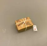 Miniature Postpakke brun udenrigs stor, Miniature Postpakke brun stor, postpakke, minipakke, miniaturer, nissebo, nissedør, nisseting, nissehus, nissetilbehør, tilbehør, til, nisser, dukkehuset, dukkehus, dukkehustilbehør, jul, pakke, mini, dukkehusmøbler, dukkestue, kødmand, høker, biti, ribe, 1:12
