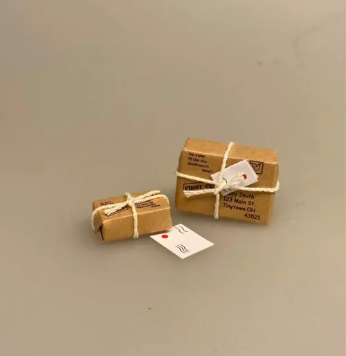 Miniature Postpakke brun udenrigs lille, Miniature Postpakke brun udenrigs stor, Miniature Postpakke brun stor, postpakke, minipakke, miniaturer, nissebo, nissedør, nisseting, nissehus, nissetilbehør, tilbehør, til, nisser, dukkehuset, dukkehus, dukkehustilbehør, jul, pakke, mini, dukkehusmøbler, dukkestue, kødmand, høker, biti, ribe, 1:12