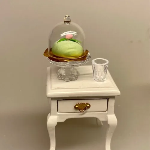 Miniature Prinsessekage med grøn marcipan, prinsessekage, prinsessetårta, marcipan, marcipanrose, lysegrøn, konditori, blomsterberg, den store bagedyst, miniature, dukkehus, dukkehustilbehør, ting til, sættekasse, miniaturer, sættekasseting, sangskjuler, bagekursus, kagebager, bageudstyr, mini, kager, biti, ribe