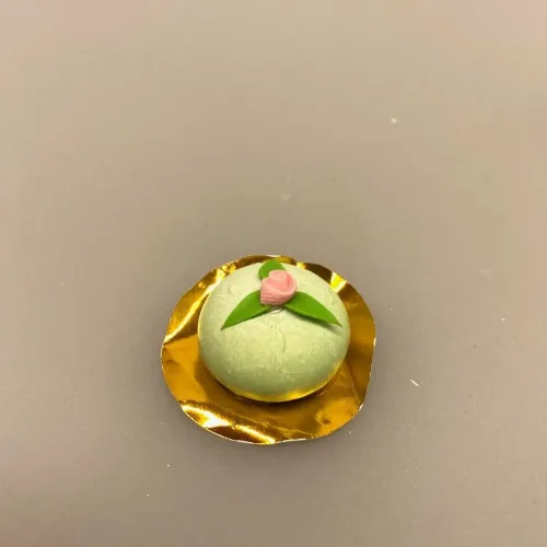 Miniature Prinsessekage med grøn marcipan, prinsessekage, prinsessetårta, marcipan, marcipanrose, lysegrøn, konditori, blomsterberg, den store bagedyst, miniature, dukkehus, dukkehustilbehør, ting til, sættekasse, miniaturer, sættekasseting, sangskjuler, bagekursus, kagebager, bageudstyr, mini, kager, biti, ribe