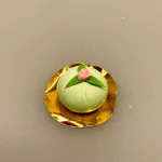 Miniature Prinsessekage med grøn marcipan, prinsessekage, prinsessetårta, marcipan, marcipanrose, lysegrøn, konditori, blomsterberg, den store bagedyst, miniature, dukkehus, dukkehustilbehør, ting til, sættekasse, miniaturer, sættekasseting, sangskjuler, bagekursus, kagebager, bageudstyr, mini, kager, biti, ribe