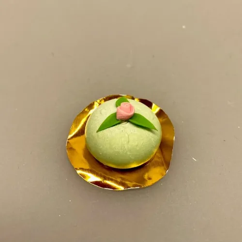 Miniature Prinsessekage med grøn marcipan, prinsessekage, prinsessetårta, marcipan, marcipanrose, lysegrøn, konditori, blomsterberg, den store bagedyst, miniature, dukkehus, dukkehustilbehør, ting til, sættekasse, miniaturer, sættekasseting, sangskjuler, bagekursus, kagebager, bageudstyr, mini, kager, biti, ribe