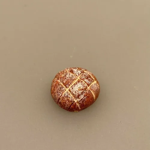 Miniature Rundt Brød, bageri, bagerbutik, bagekursus, den store bagedyst, langtidshævet, surdej, dukkehus, tilbehør, ting til, dukkehuset, dukkehjem, miniature, dukkemad, sætterkasse, sættekasse, nisser, nissedør, nissebo, legemad, biti, ribe, sangskjuler, symbolsk, gave, gavekort