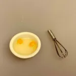 Miniature Røre skål med æg og Piskeris, bagning, aæggehvider, æggeblommer, den store bagedyst, uddannet, bager, konditor, gavekort, sangskjuler, miniaturer, dukkehus, bagekursus, nisser, tilbehør, ting, sætterkasse, sættekasse, biti, ribe