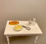 Miniature Røre skål med æg og Piskeris, bagning, aæggehvider, æggeblommer, den store bagedyst, uddannet, bager, konditor, gavekort, sangskjuler, miniaturer, dukkehus, bagekursus, nisser, tilbehør, ting, sætterkasse, sættekasse, biti, ribe