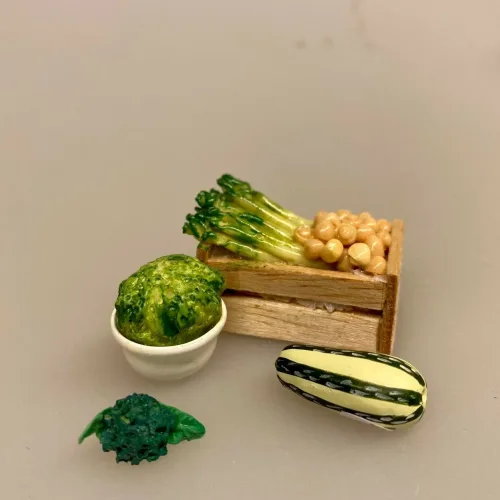 Miniature Skål med Broccoli, kål, sundt, grønt, grøn mad, vitaminer, vegetar, veganer, sangskjuler, tale, symbolsk, gave, gartner, havearbejde, havearkitekt, køkkenhaven, drivhus, planter, forspiring, såning, dyrkning, biti, ribe, 1:12