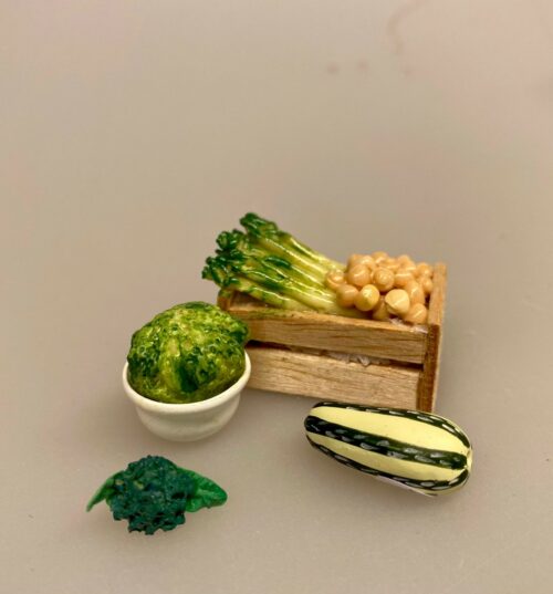 Miniature Skål med Broccoli, kål, sundt, grønt, grøn mad, vitaminer, vegetar, veganer, sangskjuler, tale, symbolsk, gave, gartner, havearbejde, havearkitekt, køkkenhaven, drivhus, planter, forspiring, såning, dyrkning, biti, ribe, 1:12
