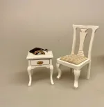 Miniature Stol Hvid med lyst polster, spisebordsstol, stol, polster, polstret, hvid, kontor, skrivebord, miniature, dukkehus, møbler, tilbehør, ting til, nisser, dukkestue, biti, ribe