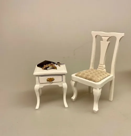 Miniature Stol Hvid med lyst polster, spisebordsstol, stol, polster, polstret, hvid, kontor, skrivebord, miniature, dukkehus, møbler, tilbehør, ting til, nisser, dukkestue, biti, ribe