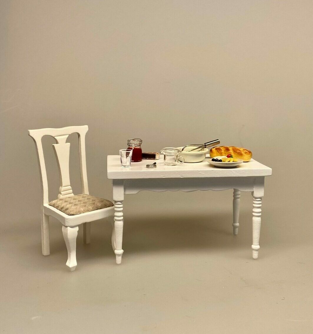 Miniature Stol Hvid med lyst polster, spisebordsstol, stol, polster, polstret, hvid, kontor, skrivebord, miniature, dukkehus, møbler, tilbehør, ting til, nisser, dukkestue, biti, ribe