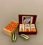 Miniature Stribet Squash, zucchini, squash, courgette, courchette, grønt, køkkenhaven, Miniature Hokaido Græskar, Hokkaido, Hokaido, Halloween, pumpkin, Miniaturer , grøntsager, køkkenhave, grønt, miniature, dukkehus, ting, tilbehør, nisser, sættekasse, symbolsk gave, gavekrot, færdiguddannet, gartner, grønne fingre, have, havearbejde, planteskole, biti, ribe, 1:12