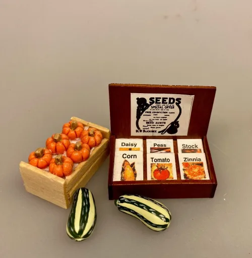 Miniature Stribet Squash, zucchini, squash, courgette, courchette, grønt, køkkenhaven, Miniature Hokaido Græskar, Hokkaido, Hokaido, Halloween, pumpkin, Miniaturer , grøntsager, køkkenhave, grønt, miniature, dukkehus, ting, tilbehør, nisser, sættekasse, symbolsk gave, gavekrot, færdiguddannet, gartner, grønne fingre, have, havearbejde, planteskole, biti, ribe, 1:12